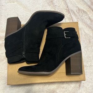 Universal thread black suede booties